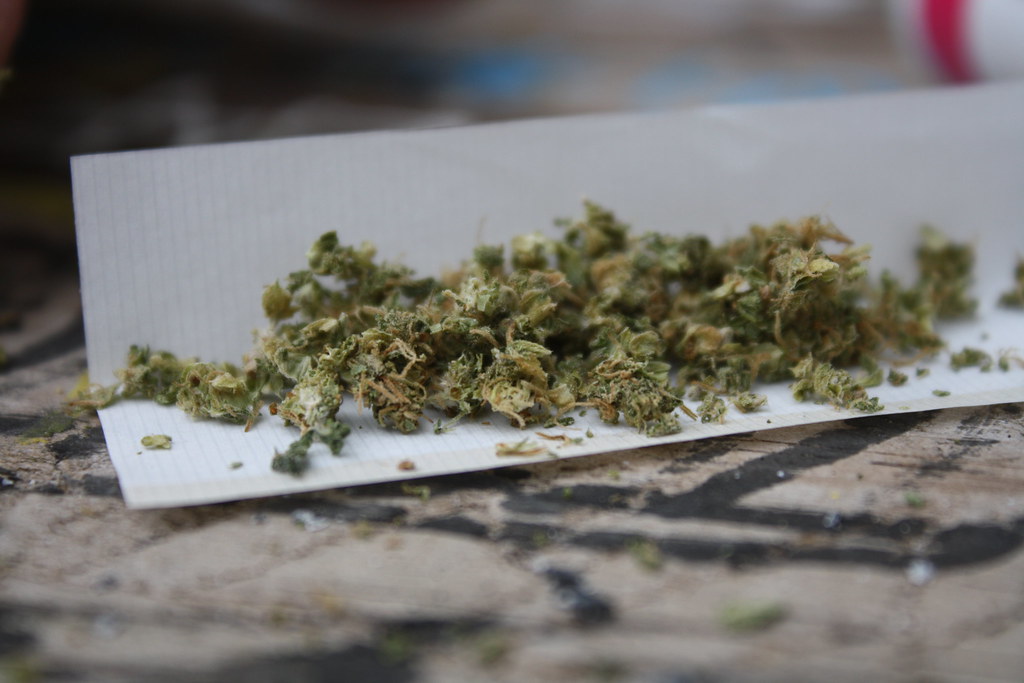 how to roll a joint